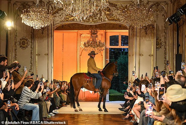استضافت في مقر إقام Karl Lagerfeld السابق ، The Hôtel de Bourdon ¿Maison Pozzo Di Borgo ، صانع ضربات Rockstar يثير جمهوره من خلال عرض أحد طرازاته على ظهور الخيل