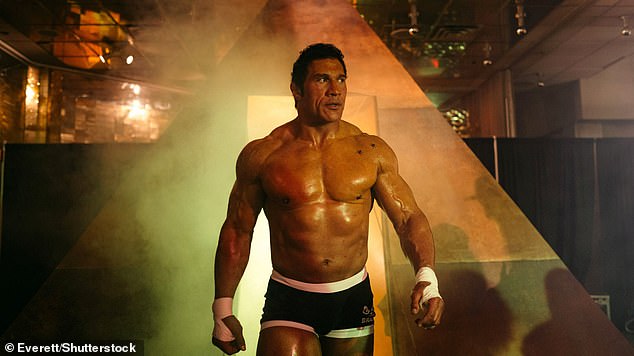 يروج المصارع السابق ، 53 عامًا ، حاليًا إلى أحدث مشروع له ، The Smashing Machine ، حيث لا يمكن التعرف عليه تقريبًا باسم فنون القتال المختلطة وبطل UFC مارك كير (في الصورة)