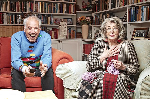 كان Gyles Brandreth ، صديق مورين ، جوجل بوكس ، يسكب الفاصوليا على التفاصيل قبل الزفاف وبعدها (تم تصويره معًا على Gogglebox في عام 2021)