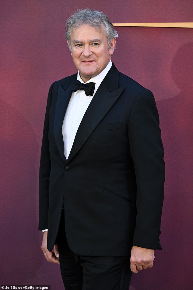 Downton Stalwart High Bonneville (Robert Crawley ، Earl of Grantham) يبدو حادًا في Tuxedo