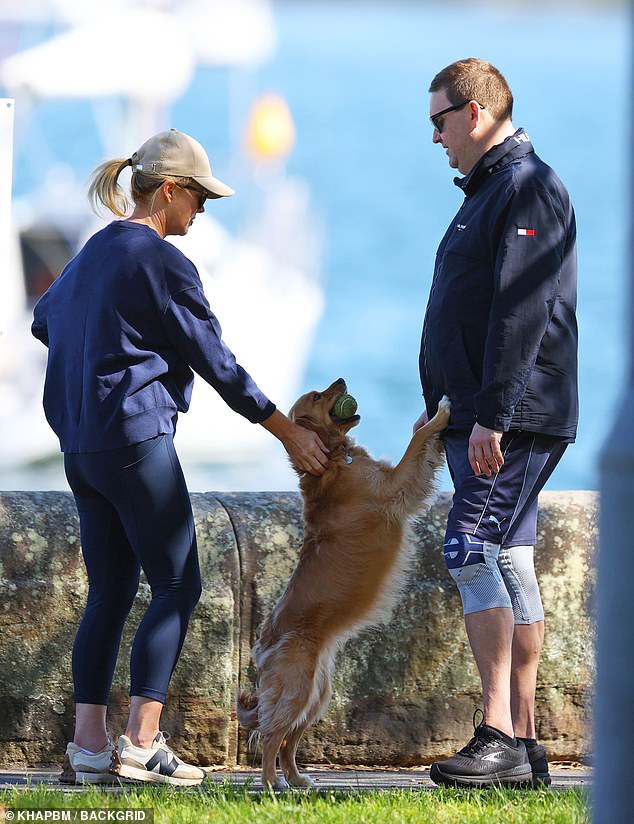 في هذه الأثناء ، أظهر الرجل الغامض الذي واجهته ذوقه من الدرجة العليا مع سترة يخت Tommy Hilfiger أسود بقيمة 279 دولارًا