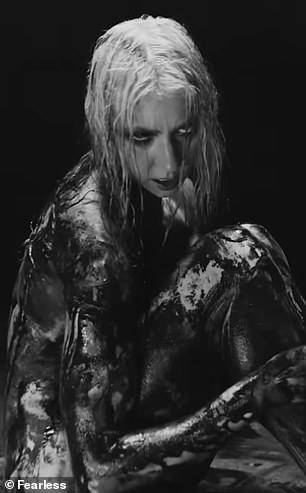 Momsen مضايقة في ليالي Loudwire يوم الجمعة الماضي: