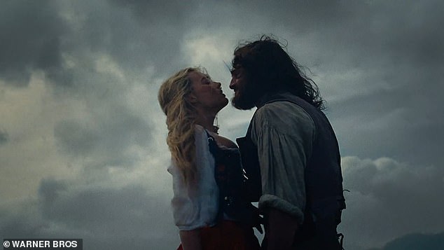 يتبع الفيلم ، الذي يستند إلى رواية إميلي برونتي الأيقونية ، قصة أحد الأيتام ، هيثكليف ، الذي تم نقله من قبل عائلة إيرنشو ، وينمو فيما بعد من أخته الحاضنة ، كاثي