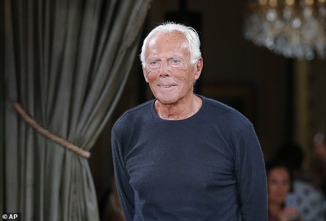 صفق Armani في نهاية مجموعة أزياء Armani Haute Couture Fall-Winter في باريس في يوليو 2018