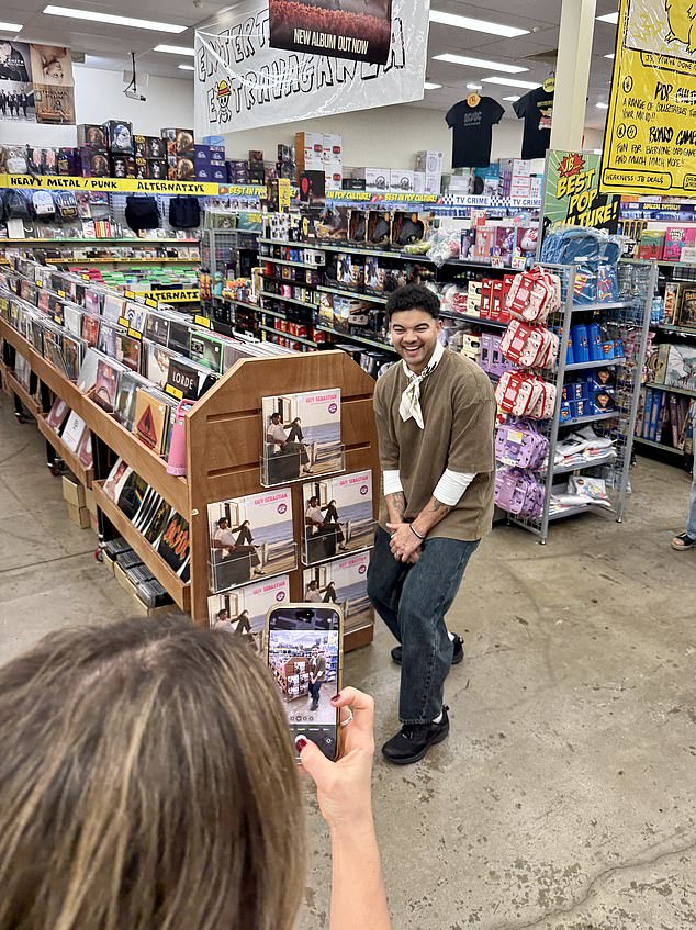أصر رؤساء المتجر على حوالي 40 شخصًا في قائمة الانتظار للقاء وتحية النجم في متجر JB Hi-Fi بالمركز ، لكن موظفي Daily Mail في مكان الحادث وضعوا الرقم الحقيقي من ثمانية فقط