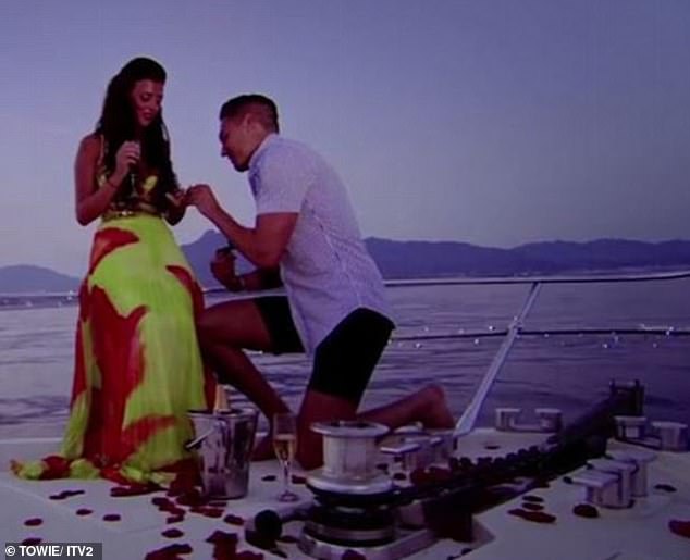 لقد كان بمثابة مشاركة ماريو الثانية ، بعد أن شاهد مشاهدو TOWIE شخصية التلفزيون تطفو السؤال على لوسي في عام 2012 خلال الطريق الوحيد هو MARBS