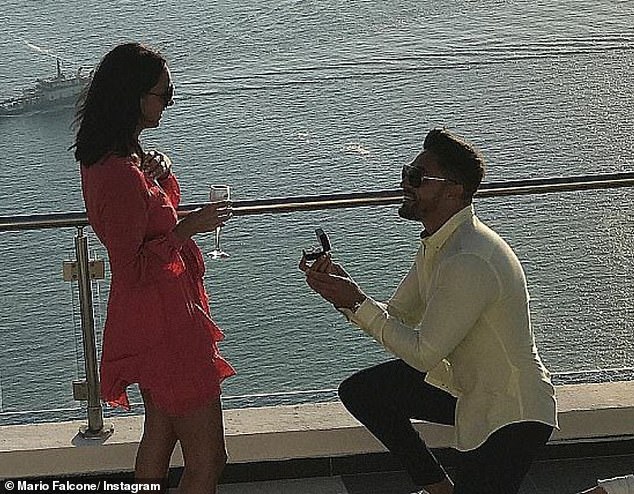 بدأ ماريو وبيكي المواعدة في صيف عام 2016 ، وفي العام التالي انخرطوا خلال ملاذ غارق في الشمس في سانتوريني