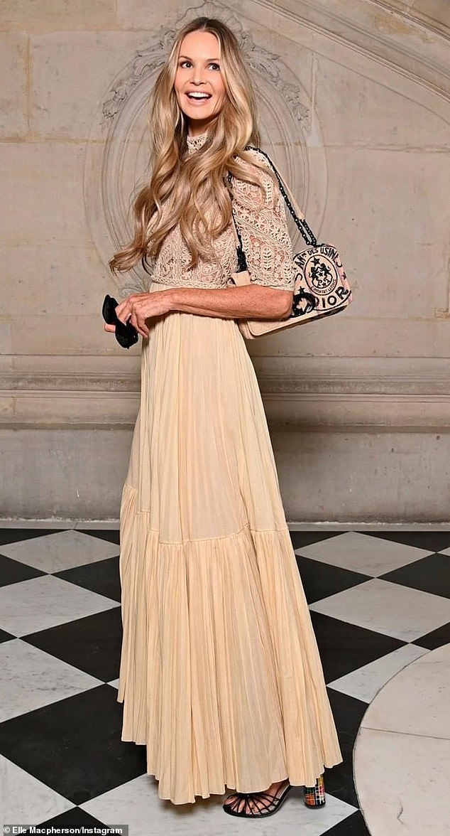 في 61 عامًا ، تقول Elle Macpherson إنها لن ترتدي تنورة قصيرة - وعند 6 أقدام ، تكون الكعب العالي خارج النافذة أيضًا