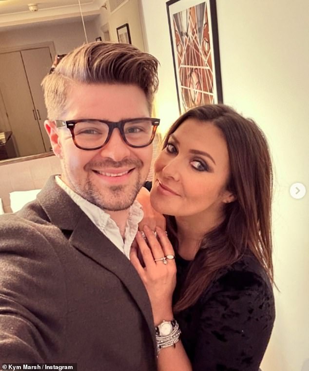 أنهت Kym رومانسية زوبعة مع Toyboy Samuel ، 29 ، التي تبلغ من العمر 19 عامًا صغارها ، بعد ستة أشهر من التواجد معًا (في الصورة معًا)