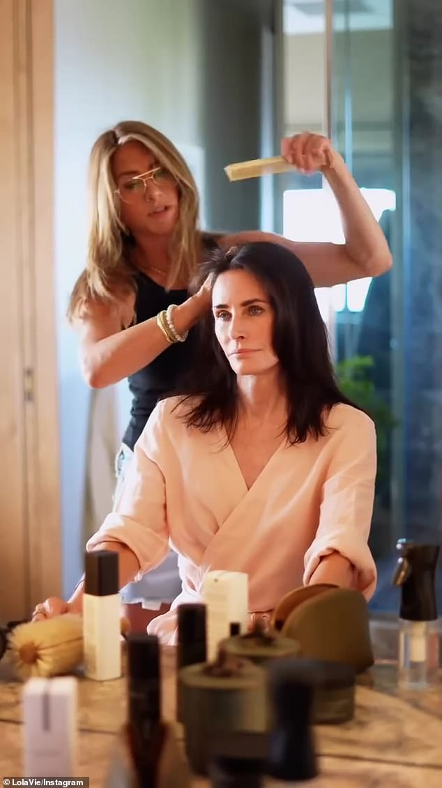 مع Courteney يرتدون رداءًا أبيض مريحًا ، حصلت جينيفر على فرك منتجاتها في أقفال صديقها الرطب منذ فترة طويلة