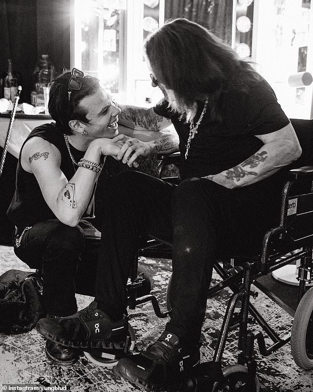كشف Yungblud أنه سيكرم الراحل Ozzy Osbourne بتكريم خاص في VMAs ليلة الأحد (في الصورة قبل أسبوعين من وفاته)