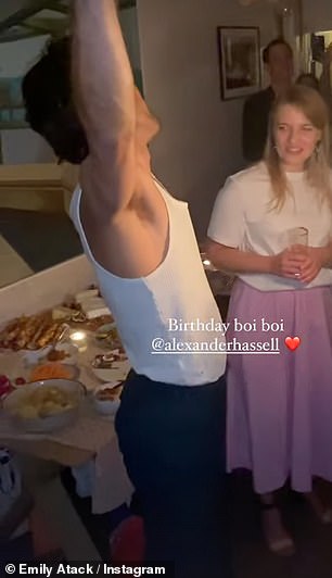 عند الانتقال إلى قصة Instagram ، شاركت نجمة Inbetweeners Emily ، 35 عامًا ، فيديو حلو