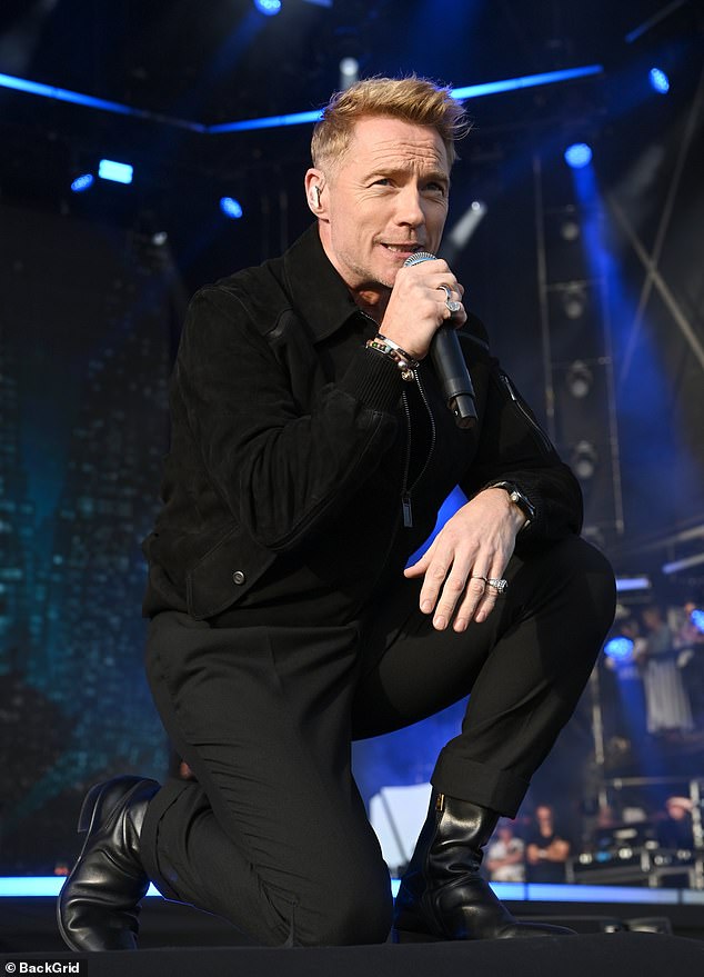ومع ذلك ، هرع نجم Boyzone Ronan ، 48 عامًا ، إلى دفاعه يوم السبت ، حيث أشاد بـ X Factor Alum على خشبة المسرح أثناء مجموعته
