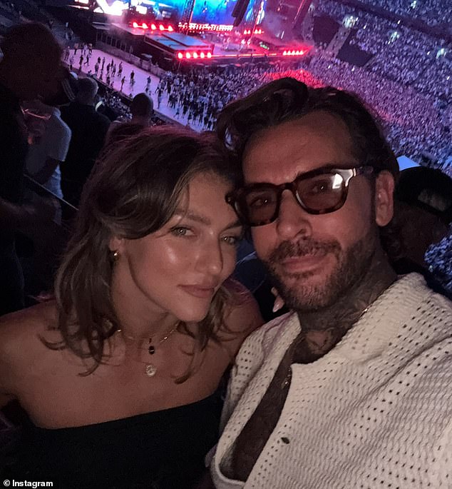 أرسل TOWIE المشجعين إلى جنون عندما شارك في عيد ميلاد متدفق لجوويتا ، الشهر الماضي ، مما دفع البعض إلى التساؤل عما إذا كان المنشور
