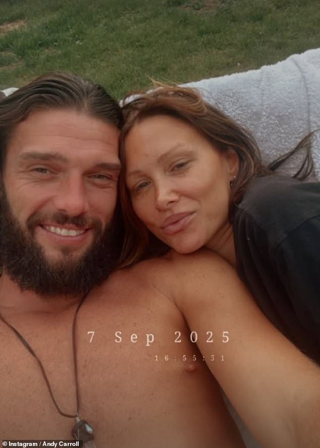 إضافة إلى مشاكله ، عانى علاقة آندي مع المؤثر لو Teasdale من صعودًا وهبوطًا ، وبينما كان الزوجان حاليًا معًا في الأشهر الأخيرة - وهو ما لاحظه مشجعو كرة القدم بعد بطاقته الحمراء