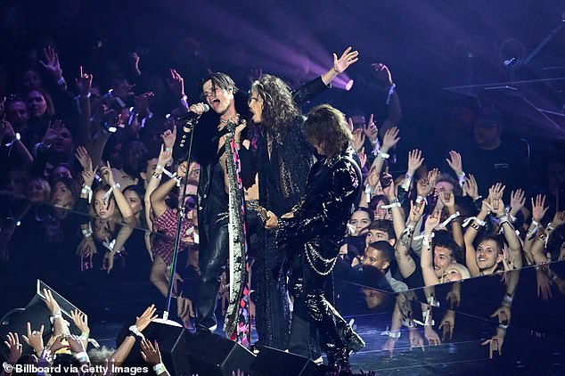 انضم الثنائي Aerosmith Steven Tyler و Joe Perry إلى ماما ، سأعود إلى المنزل