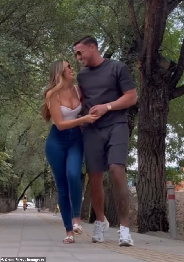 انتقلت كلوي إلى وسائل التواصل الاجتماعي في وقت سابق من هذا الشهر لمشاركة عدد كبير من اللقطات المحبوبة ومقاطع الفيديو الخاصة بها على PDA مع الرجل الغامض وكشف وجهه لأول مرة