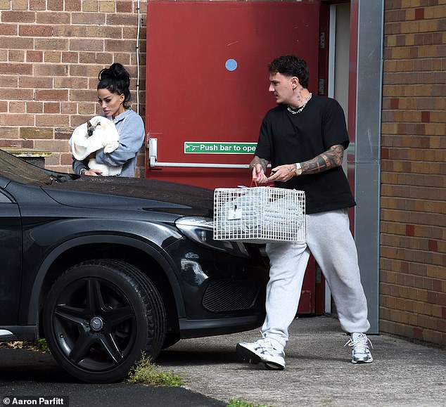 بدعم من صديقها JJ Slater ، حملت كاتي أحد الحيوانات إلى السيارة بعد مغادرتها عرضها في Ellesmere Port في تشيستر