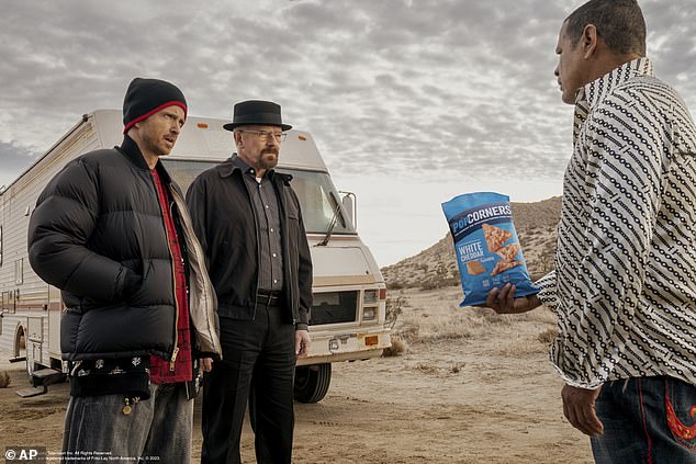 كروز الذي لعب توكو سالامانكا على سلسلة شهيرة Breaking Bad و Betwer Call Saul. في الصورة في إعلان 2023 Super Bowl