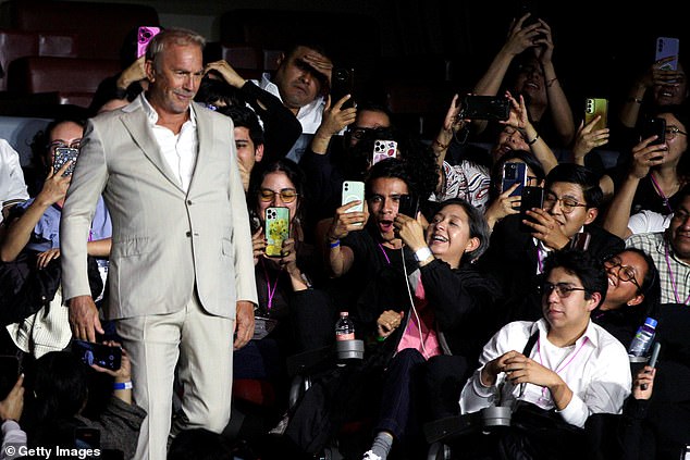 لكن Costner قدمت شاشة من نص 11 مايو 2023 كتبها Devyn إلى STUNT COSTINGINATOR/2nd Unit Director Wade Allen التي تشكره على