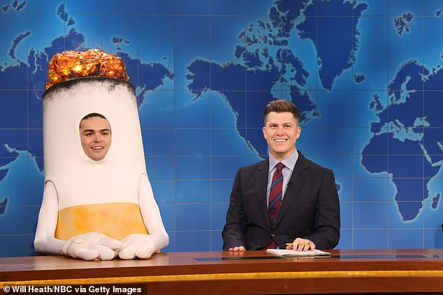 لن يعود Michael Longfellow (L) و Heidi Gardner و Devon Walker و Emil Wakim للموسم 51 ، لكن Jost سيعود خلف The Weekend Update Dest مع مشاركته في المشاركة مايكل تشي ؛ في الصورة في عام 2023