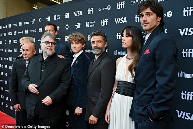 انتظر Giannulli أن ينتهي Elordi بواجبات السجادة الحمراء ، قبل عرض فيلم المخرج Guillermo Del Toro الأخير