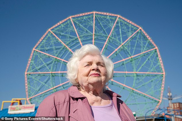 June Squibb ، 95 ، يلعب دور البطولة في إليانور The Great (في الصورة) كامرأة تتبنى قصة حياة أفضل صديق لها المتوفى مؤخرًا ، وهو أحد الناجين من الهولوكوست ، والذي يجذبها إلى عالم من الأكاذيب وسوء الفهم
