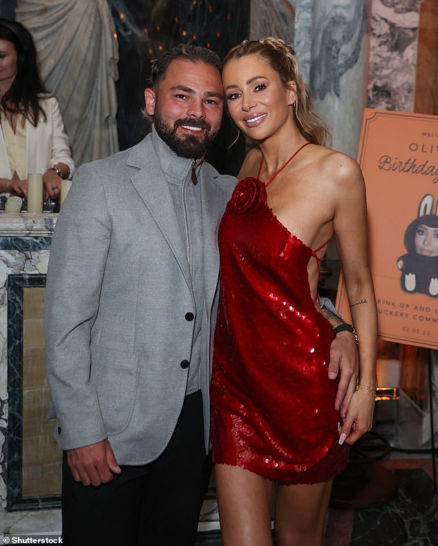 في وقت سابق من هذا العام ، كشفت أوليفيا ، 34 عامًا ، إنها وزوجها برادلي ، 31 عامًا ، كانت تبيع وتخرج من قصرهما البالغ 1.15 مليون جنيه إسترليني بعد تعرضهما لبرمائهم للمرة الثالثة (كلاهما في الصورة في مايو)