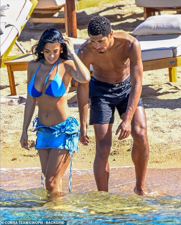 كما زعم مقطع فيديو فيروسي أنها بتاريخ لويس هاميلتون وجيمي فوكس بعد إجراء روابط ضعيفة بين نشاط التواصل الاجتماعي