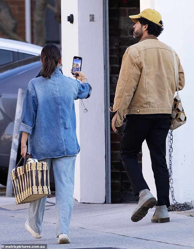 قامت ناتالي ، وهي ناشطة بيئية ، بتصوير نفسها بينما كان الزوج يسير في ممر المشاة