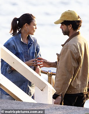 في إحدى المراحل ، سلمت هاتفها إلى تومر وأمرته بأخذ فيديو لها من الاسترخاء بجانب الماء