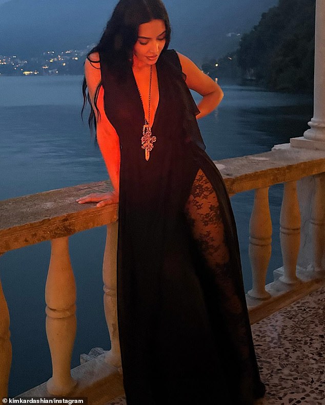 بدلاً من وجود أرجل عارية ، انزلق شب Kuwtk على لباس ضيق في شبكة السمك السوداء