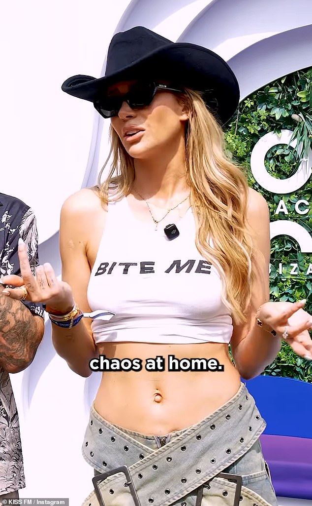 الآن ظهرت لقطات من يومين قبل أن يتم التقاط اللقطات المريحة التي يتحدث فيها بيت وأوليفيا عن كل الفوضى التي تسبباها في الرحلة