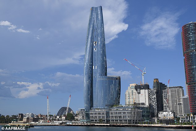 بدأت أعمال البناء في Crown Sydney في أكتوبر 2016 وتم الانتهاء منها في ديسمبر 2020. تكلف المبنى 2.2 مليار دولار للبناء ويتألف من كازينو وفندق وشقق فاخرة ومرافق الطعام الراقية