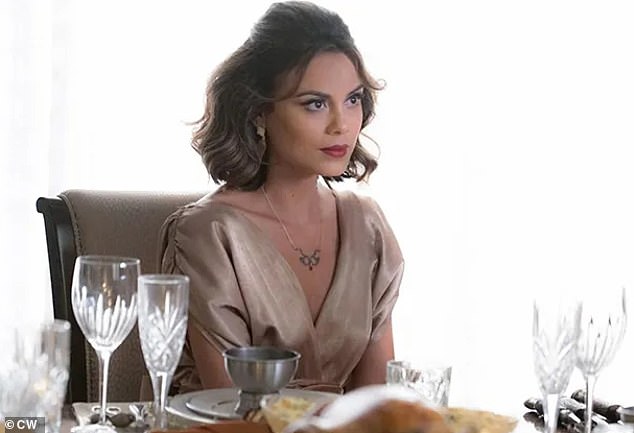 كما لعبت دور كريستال فلوريس كارينجتون في سلالة CW