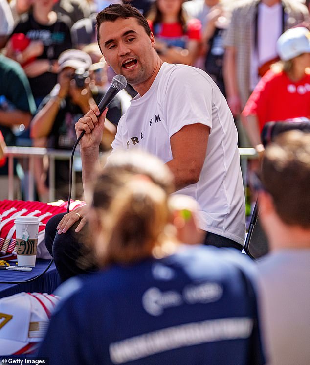 يأتي الفيديو الغريب بعد أن كشفت Abbie أنها تعيش في خوف وعانت من 