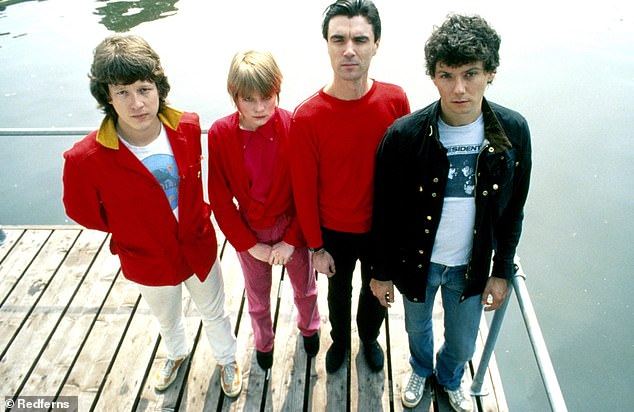(LR) أفراد فرقة Talking Heads كريس فرانتز ، تينا وايموث ، ديفيد بيرن وجيري هاريسون في عام 1977