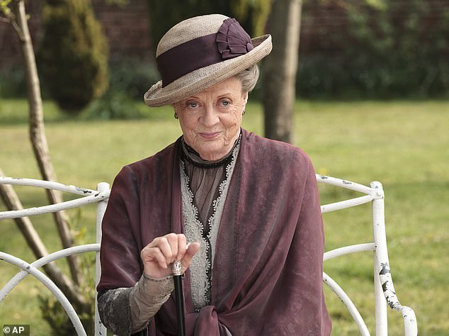 لعبت The Legendary Star دور العائلة Matriarch Lady Violet Crawley (في الصورة) في جميع السلسلة الستة من الدراما الفترة وفيلمين ، مع توفي شخصيتها في عصر 2022 الجديد