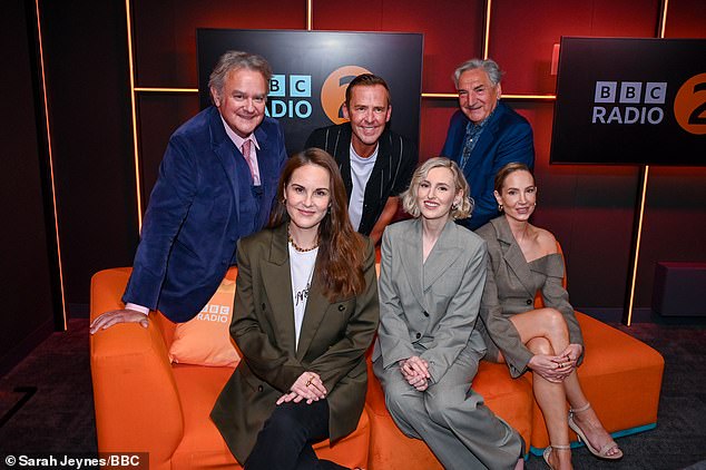 ظهر في عرض الإفطار في BBC Radio 2 مع Scott Mills ، ظهر إلى جانب زملائه ميشيل دوكري ، ولورا كارمايكل ، وجيم كارتر ، وجوان فوجارت لمناقشة داونتون آبي: The Grand Finale