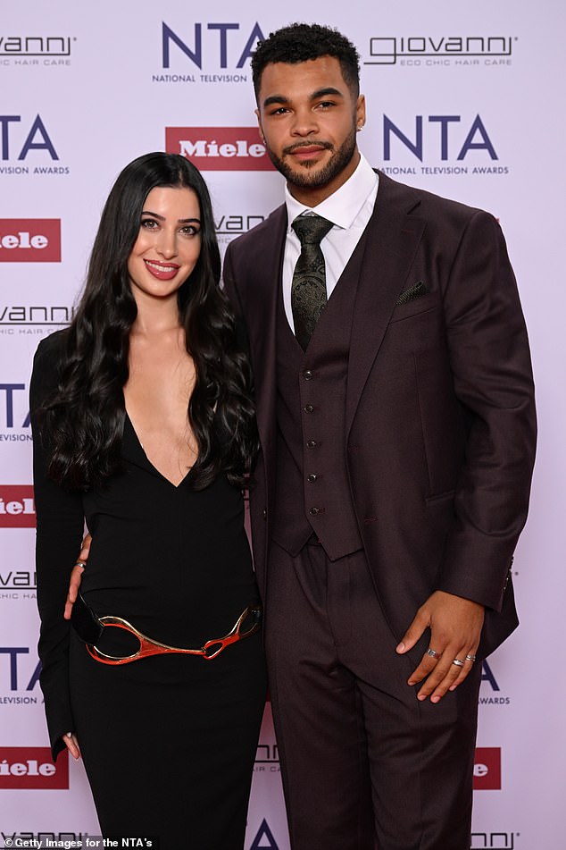 أحدث نجوم ITV Show: Love Island Fan المفضل Yasmin Pettet ، 24 ، وجيمي رودس ، 26