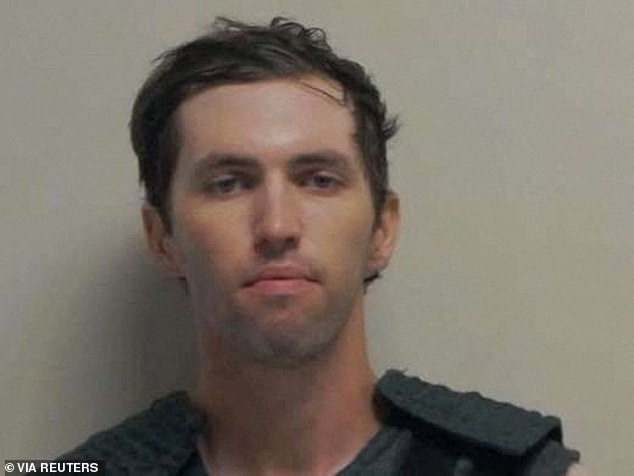 يظهر أحد شرطة Mugshot تايلر روبنسون ، المشتبه به في إطلاق النار المميت للمعلق المحافظ الأمريكي كيرك خلال حدث في جامعة يوتا فالي