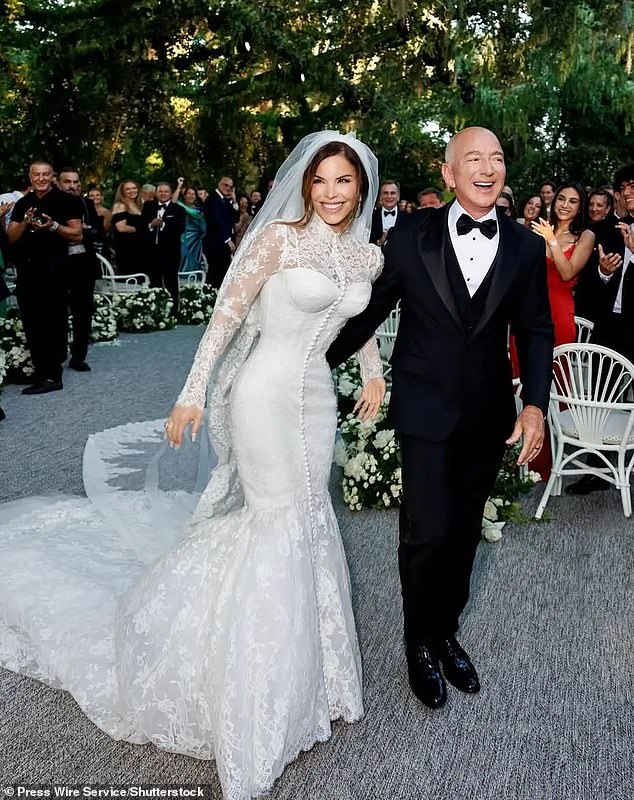في أواخر يونيو ، ظهرت سانشيز على الغلاف الرقمي لشركة Vogue بينما كانت ترتدي فستان زفاف Dolce & Gabbana المخصص الذي ارتدته لزواجها الرومانسي في البندقية إلى Bezos (كما هو موضح أعلاه)