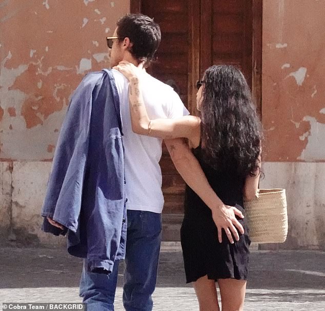 لم يستطع المغني الإنجليزي ، 31 عامًا ، إبعاد يديه عن الممثلة الأمريكية ، 36 عامًا ، وشوهد يضع يده على قاعها أثناء تجولهم في المدينة التاريخية ، وظهروا في متاجر قليلة على طول الطريق على طول الطريق