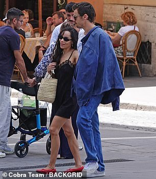 تأتي اللقطات ذات المظهر الكوني بعد يوم واحد فقط من رصد الزوجين متجهين إلى مطار JFK في مدينة نيويورك ، ويلتقطان رحلة وسط رومانسية مزدهرة