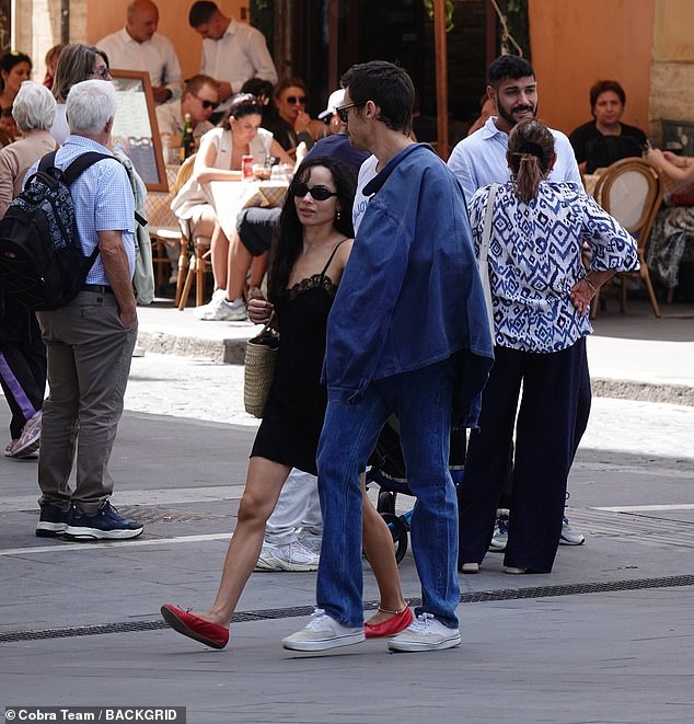 في الأسبوع الماضي ، شوهدت هاري وهو يمشي مع زوي في ضاحية بروكلين ويليامزبرغ - حيث تملك شقة - وسط تقارير واسعة النطاق عن رومانسيتهم