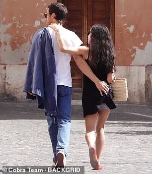 خلال وقتهم في Big Apple ، أمضى هاري و Zoë وقتًا مع أصدقاء بعضهما البعض ، وقد تعرف على والدها المشهور عالميًا ، ليني كرافيتز ، 61