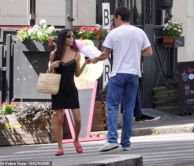 لإكمال مظهرها ، قامت بتثبيتها في حقيبة حمل منسوجة