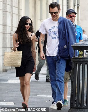 في هذه الأثناء ، بدا Zoë أنيقًا في فستان صغير أسود يتميز بأشرطة معكرونة حساسة وتمثال نصفي من الدانتيل