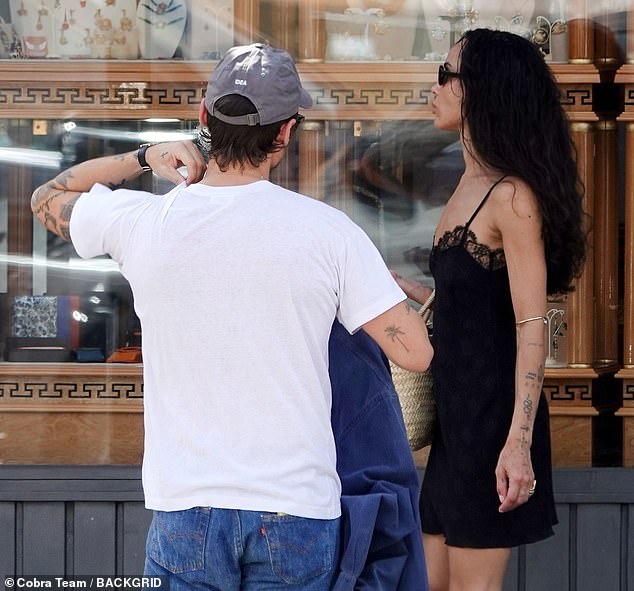 عقد الاجتماع مع ليني في سانت أمبرووس ، وهو مطعم إيطالي بأسعار تتراوح من 33 دولارًا لأطباق المعكرونة إلى 6 دولارات مقابل كرواسون بسيط