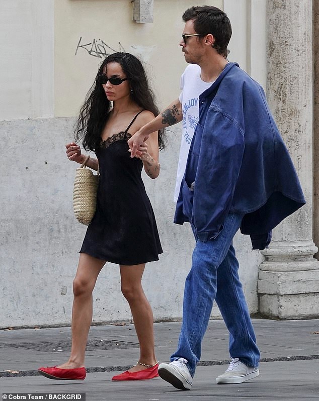 للنزهة ، قام هاري بقطع شخصية مسترخيية وأنيقة في تي شيرت طباعة بيضاء مقترنة مع جينز جينز أزرق نحيف